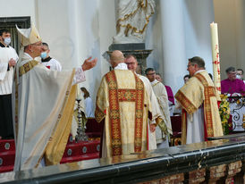 Diakonenweihe im Fuldaer Dom (Foto: Karl-Franz Thiede)